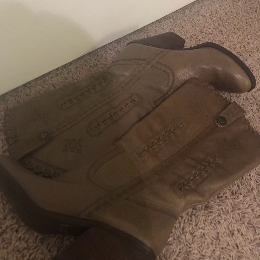 Very Volatile boots, size 8